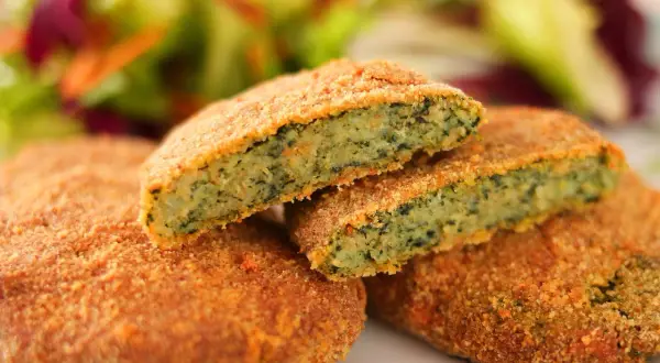Deliziose spinacine fatte in casa, dorate e croccanti, con un cuore verde e morbido. Accompagnate da un'insalata fresca.