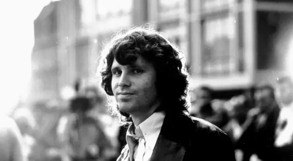 Jim Morrison, z burzą włosów i spojrzeniem wprost w obiektyw. Czy Jim Morrison miał dzieci? To pytanie pozostaje bez odpowiedzi, podobnie jak wiele innych tajemnic związanych z legendą rocka.