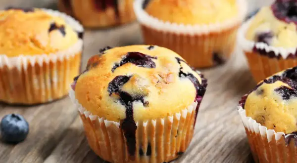 Frisch gebackene Blaubeermuffins mit saftigen Blaubeeren, perfekt für ein einfaches Blaubeermuffins Rezept.