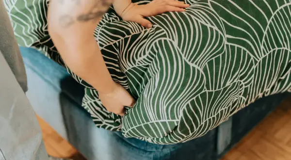 Jak odnowić kanapę DIY? Krok po kroku i oszczędności!