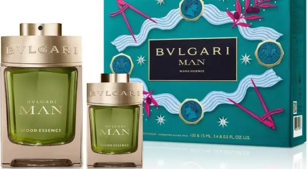 Dwa flakony i pudełko perfum Bvlgari Man Wood Essence w odcieniach zieleni i złota.