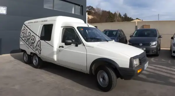 Biały Citroen C15 z podwójnymi tylnymi kołami i napisem "FARRA" na boku, gotowy do transportu materiałów.