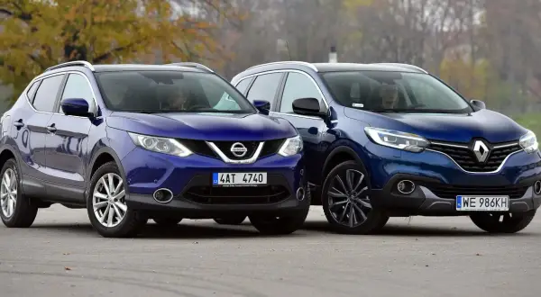 Dwa niebieskie SUV-y, Nissan Qashqai i Renault Kadjar, stoją obok siebie. To jedne z najmniej awaryjnych SUV-ów 10 letnich.