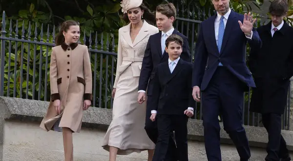 Kate Middleton hoy, junto a su familia, camina elegantemente. La princesa Charlotte, el príncipe George y el príncipe Louis la acompañan.