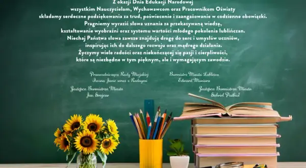 Bukiet słoneczników, stos książek, przybory szkolne i lupa na tle tablicy.