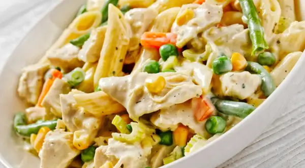 Penne z kurczakiem i warzywami w kremowym sosie. Idealne danie, gdy zastanawiasz się, co zrobić na obiad z makaronu i fileta z kurczaka.