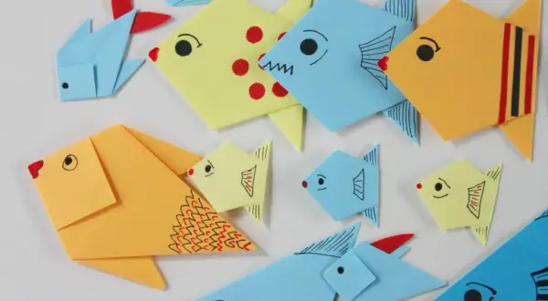 Kolorowe origami do druku w kształcie rybek, ozdobione rysunkami.