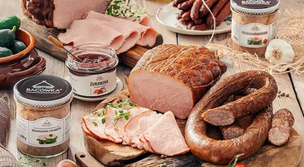 Wędliny Bacówka: pieczony schab, kiełbasa krakowska, żurawina i smalec. Pyszne, tradycyjne wyroby, które warto poznać.