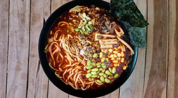 Miseczka aromatycznego ramenu z edamame, kukurydzą i nori. Zastanawiasz się nad ramen kcal?