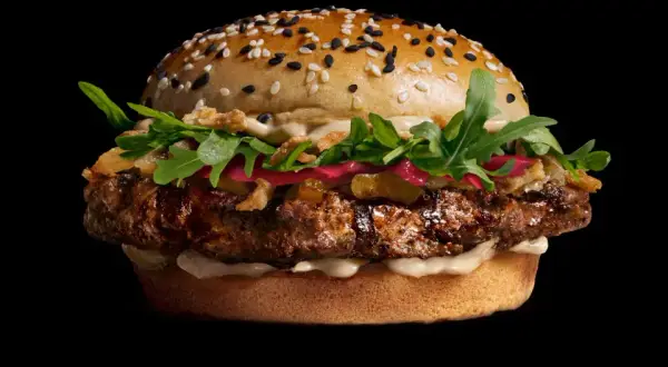 Ile kosztuje burger? Sprawdź ceny fast food, rzemieślniczych i Wagyu