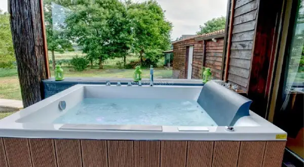Jacuzzi con vistas a la naturaleza en la Ribeira do Tambre. Relájate rodeado de árboles y tranquilidad.