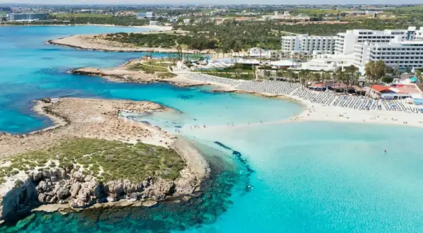 Piękne, turkusowe morze i piaszczysta plaża z białymi hotelami. Czy Cypr jest bezpieczny? Tak, to idealne miejsce na wakacje!