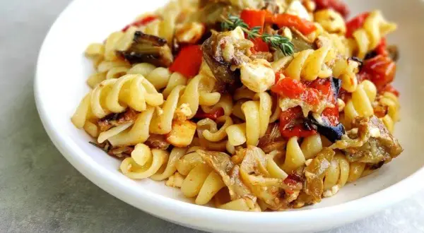 El secreto de la pasta viral con tomates y queso: ¡Lista en 30 min!