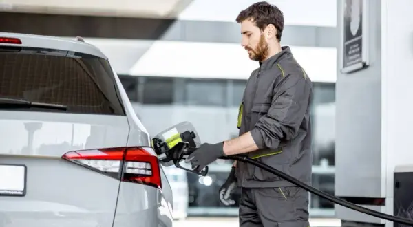 Jak rozpoznać diesel/benzynę? Uniknij kosztownej pomyłki!