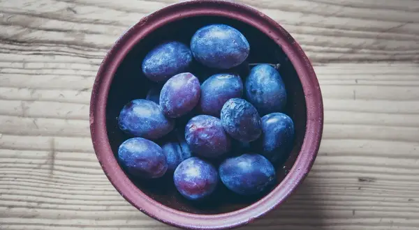 Un vasetto di prugne viola, succose e pronte a fare andare in bagno.
