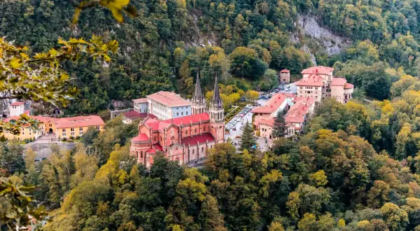 Basílica de Covadonga, rodeada de bosques otoñales. Un lugar emblemático cerca de las cuevas de Cangas de Onís.