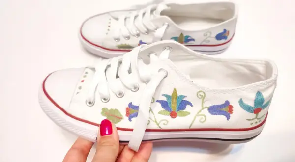 Zafarbuj buty materiałowe! Odmień trampki w domu prosty poradnik