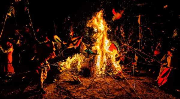 Fiamme danzanti e scintille illuminano la notte di Castignano. Figure festanti agitano colorati "moccoli" attorno a un grande falò, in un'antica tradizione che riscalda il cuore.