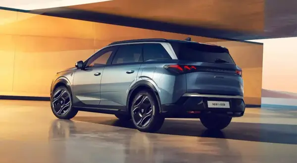 Nowe e-5008 w kolorze niebieskim, z nowoczesnymi światłami i felgami. Wiele osób szuka peugeot 5008 opinie, by poznać ten model.