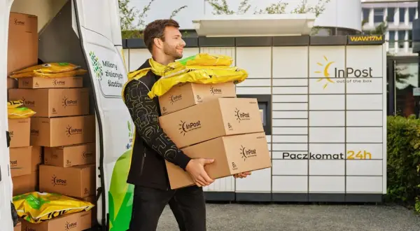 Kurier InPost z paczkami przy Paczkomacie. Śledź swoje InPost statusy przesyłek, by wiedzieć, gdzie są Twoje zamówienia.