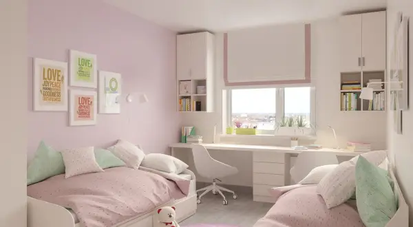 Uroczy pokój 10 latki z dwoma łóżkami, biurkiem i mnóstwem pluszowych poduszek. Ściany ozdobione plakatami z napisem "LOVE".