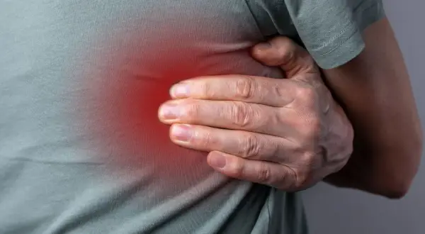 Uomo si tiene il fianco, con un'area rossa che indica un dolore tipo scossa elettrica.