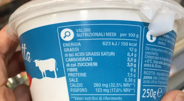 Etichetta nutrizionale per ricotta: 12g di grassi per 100g. Contiene 250g.