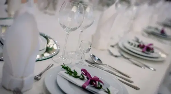 Catering na komunię: Ile zapłacisz? Sprawdź ceny i oszczędź!