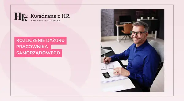 Uśmiechnięty mężczyzna w okularach rozlicza dyżur pracownika samorządowego. Jego dyspozycyjność jest kluczowa dla sprawnego funkcjonowania urzędu.