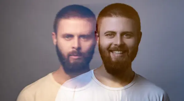 Dwóch mężczyzn, jeden z uśmiechem, drugi z poważną miną, jakby w stanie manii.