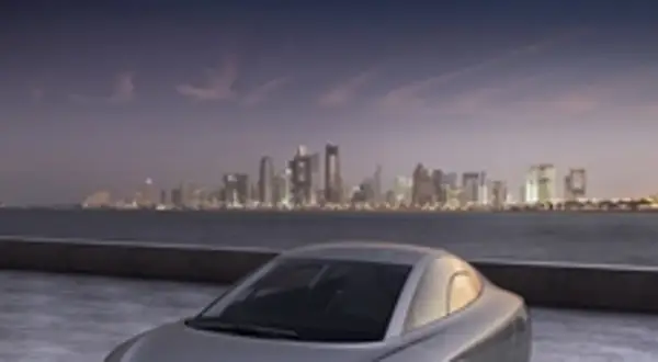 Elegancki VW XL1 na tle nocnej panoramy miasta.