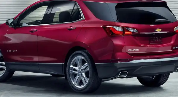 Czerwony Chevrolet Equinox z eleganckimi felgami i chromowanymi detalami, gotowy na każdą podróż.