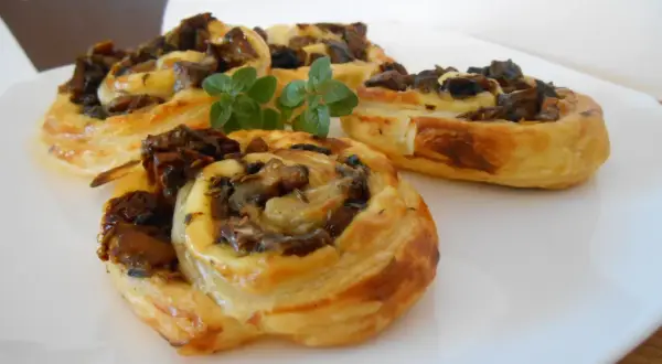 Ciasto francuskie z pieczarkami i serem – łatwy przepis krok po kroku