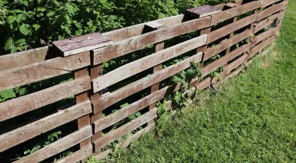 Jak zrobić ogrodzenie z palet - proste kroki do pięknego płotu