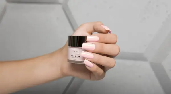Manicure tytanowy jaka firma? Sprawdź najlepsze salony i uniknij błędów