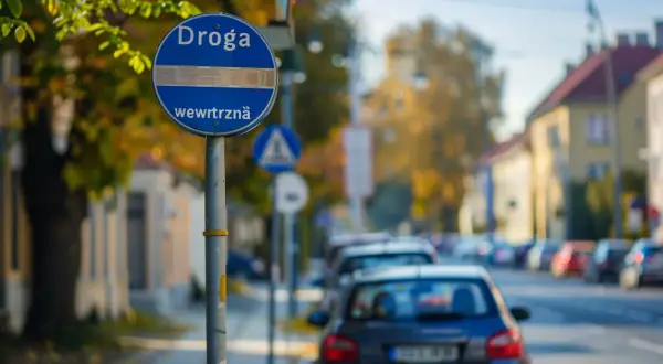 Co oznacza znak droga wewnętrzna? Przepisy drogowe i znaczenie znaku