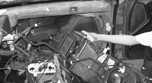 Lokalizacja parownika klimatyzacji w Toyocie Corolla E12 - praktyczny poradnik