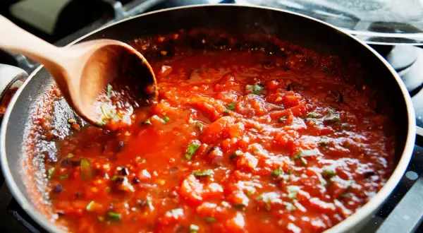Domowy sos do spaghetti do słoików – łatwy przepis na zapasy