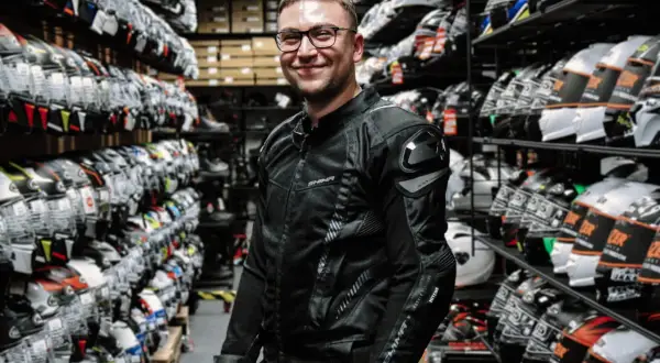 Jaką kurtkę motocyklową na lato wybrać, by uniknąć przegrzania?