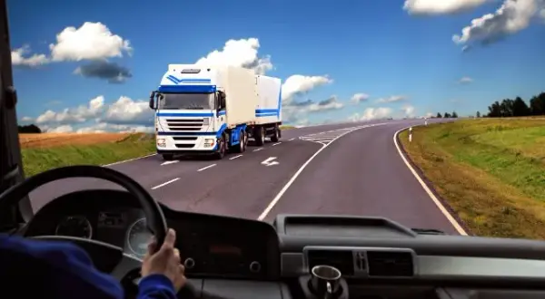 Ile zarabia kierowca ciężarówki? Prawda o zarobkach w transporcie ciężarowym