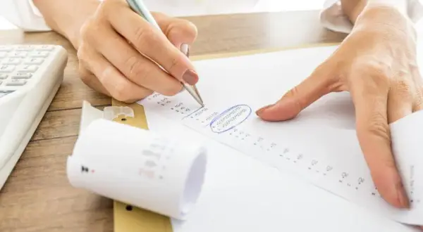 Czy można wystawić fakturę VAT dla nievatowca? Sprawdź zasady i wyjątki