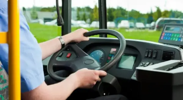Ile wynosi emerytura kierowcy autobusu? Kluczowe informacje i przykłady.