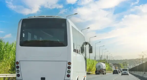 Ile może jechać autobus na autostradzie? Poznaj kluczowe informacje.