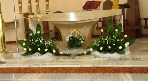Co znajduje się na ołtarzu w kościele? Poznaj symbolikę i znaczenie przedmiotów liturgicznych