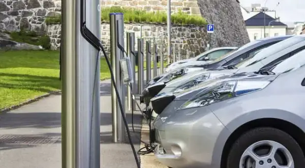 Ile kosztuje naładowanie samochodu elektrycznego na stacji? Ujawniamy prawdę