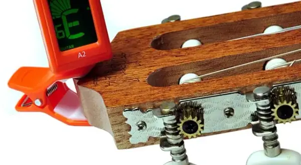 Czy stroikiem do gitary można nastroić ukulele? Oto pewne odpowiedzi i wskazówki!