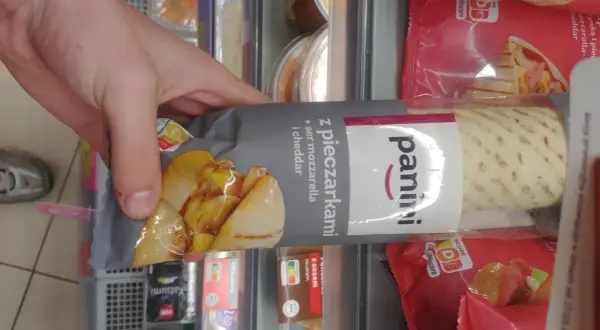 Ile kcal ma panini z Żabki? Dokładna kaloryczność wszystkich rodzajów