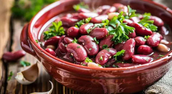 Pieczona fasola: Łatwy przepis na fasolkę pieczoną z ziołami i czosnkiem