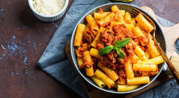 Różnice między penne a rigatoni: który makaron wybrać do potraw?