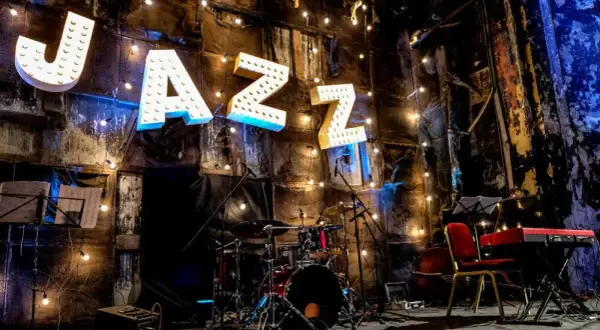 Historia muzyki jazzowej: Fascynująca podróż przez style i artystów
